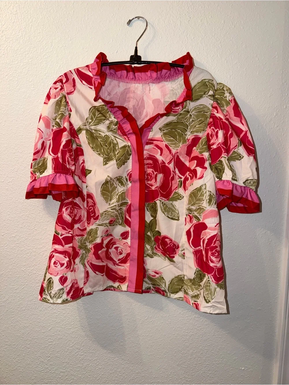 Floral Print Short Puff Sleeve Ruffle Detail V-Neck Top. - Picture 3 of 6
